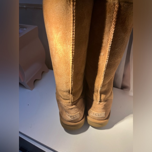 tall ugg boots barley worn doesn’t come with box - Picture 2 of 3